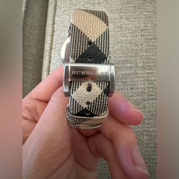 Burberry Heritage Nova Check 38mm Women's Watch - Authentic. - Picture 8 of 15